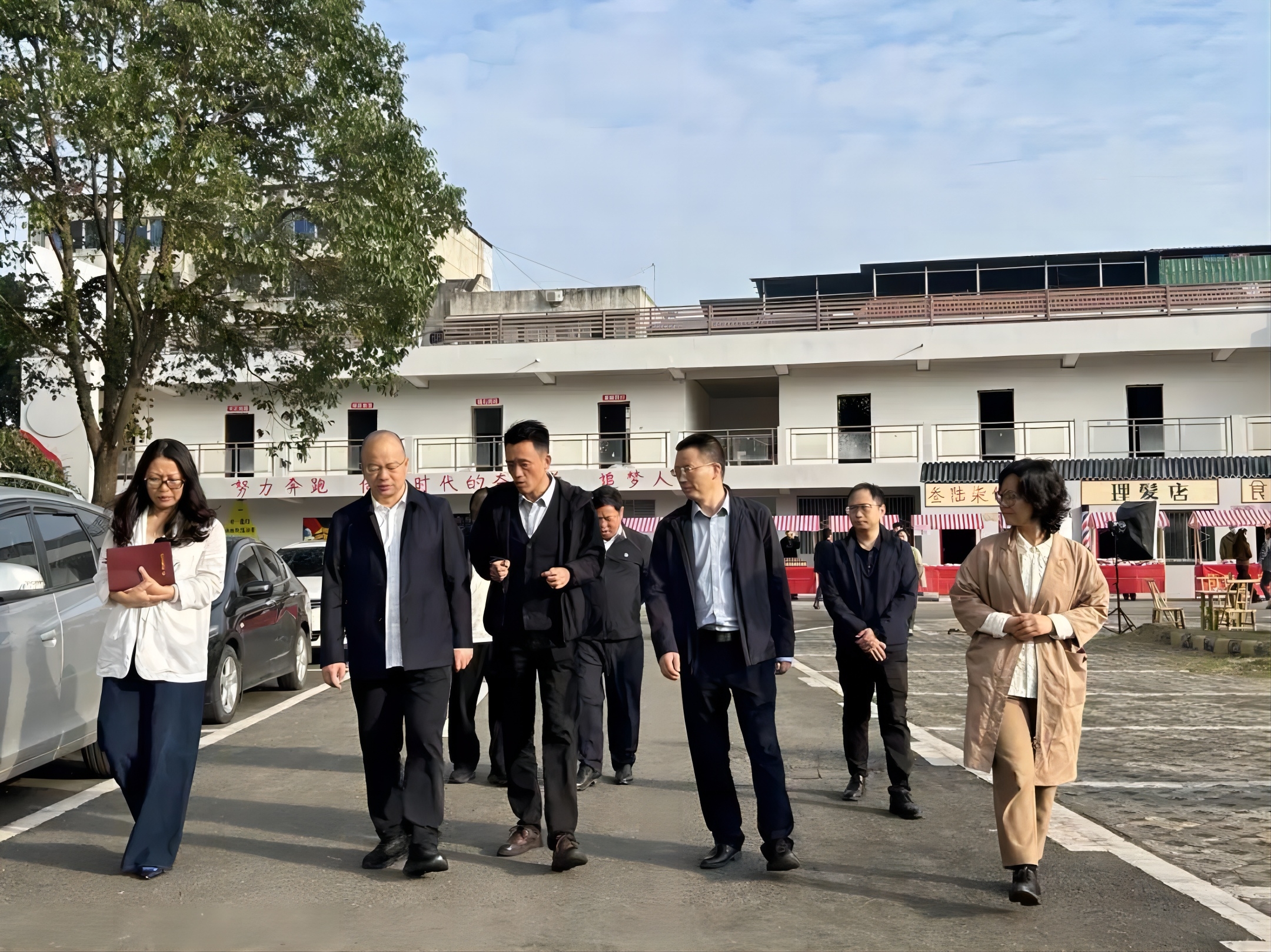 德陽經開區黨工委副書記、管委會主任廖立新帶隊調研德陽電商產業園